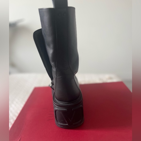 Valentino Authentic Platform boots. Size 40.5 Worn twice . Only one dust bag - Picture 3 of 5